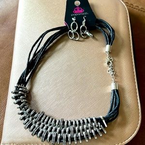 Paparazzi Necklace Earrings set, black and silver